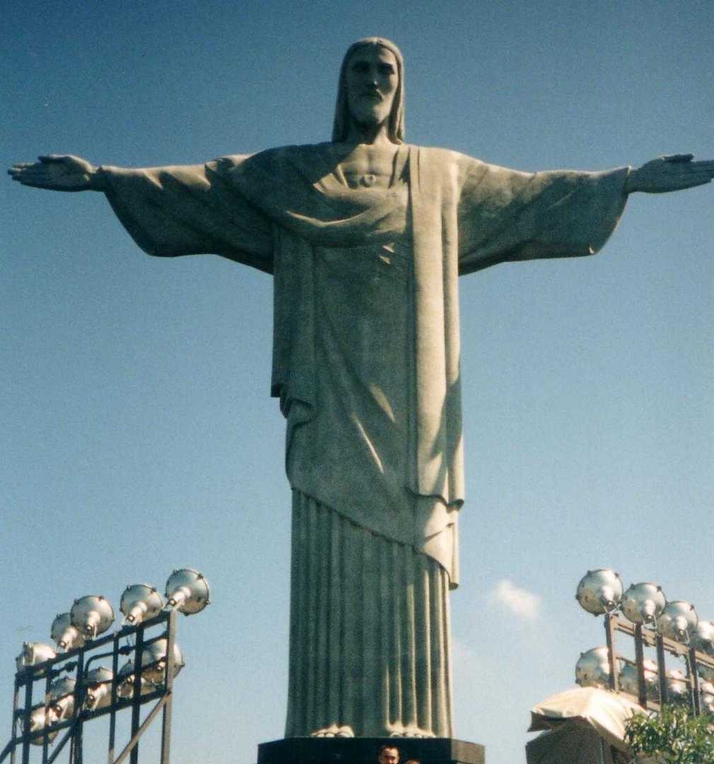 基督像是一座装饰艺术风格的大型耶稣基督雕像,位于巴西里约热内卢,是