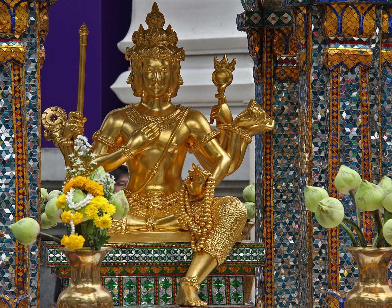 旅游 看图识著名景点  四面佛位于伊拉旺神祠中,供奉的神像高约4米